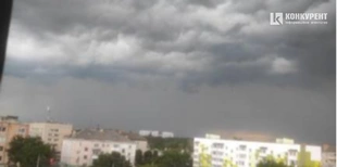 В секунді потемніло: над Луцьком нависла дощова хмара (фото, відео)