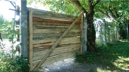У Володимирі на будівництві гуртожитку для військових потрощили паркан (фото)