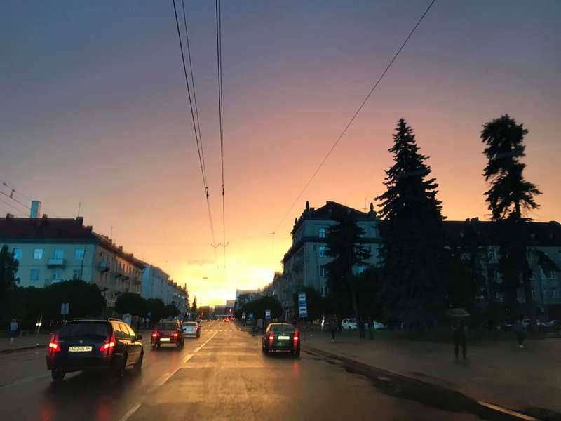 «Підривний» захід сонця у Луцьку: світлини волинян із соцмереж (фото)