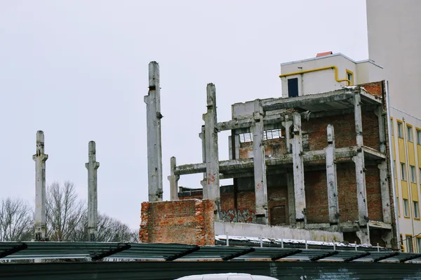 Помітно, що зараз закинуте приміщення вже майже ліквідовано