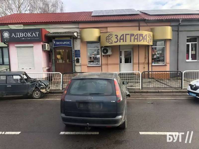 У Володимирі на перехресті зіткнулися Ford і ВАЗ (фото)