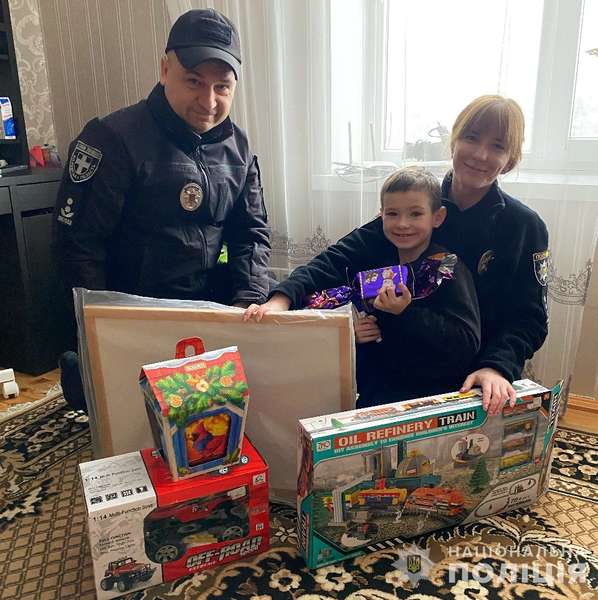 Перше свято без тата: волинські поліцейські прийшли з подарунками до семирічного хлопчика