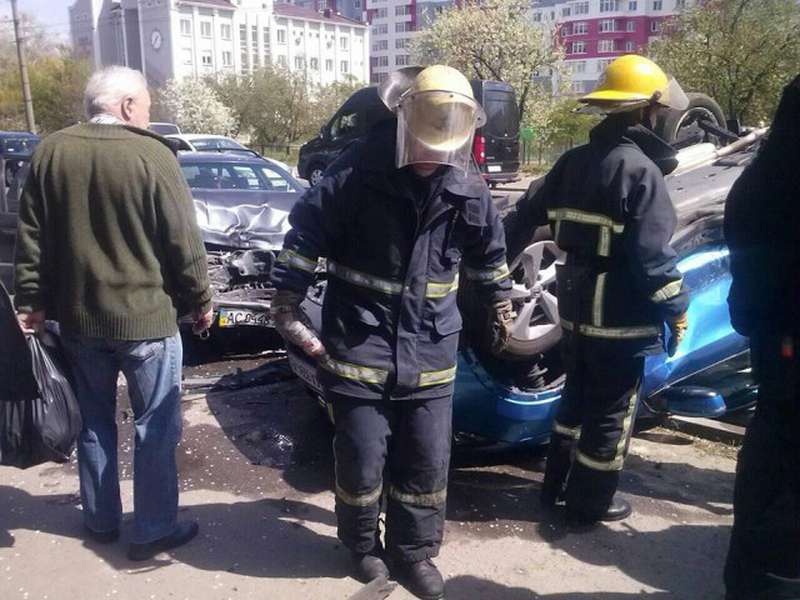 Перевернутий автомобіль: у Луцьку сталася аварія (фото, оновлено)