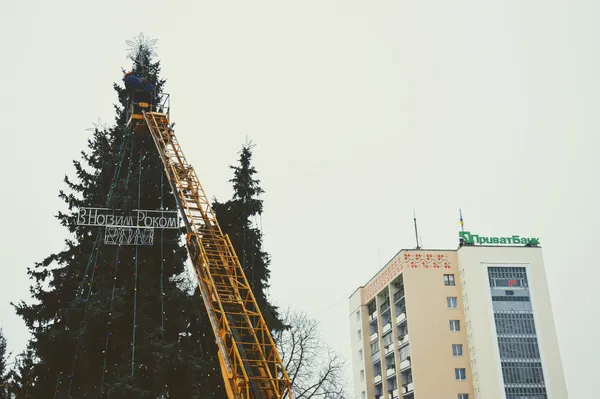 Як прикрашають новорічні ялинки в центрі Луцька (фото)