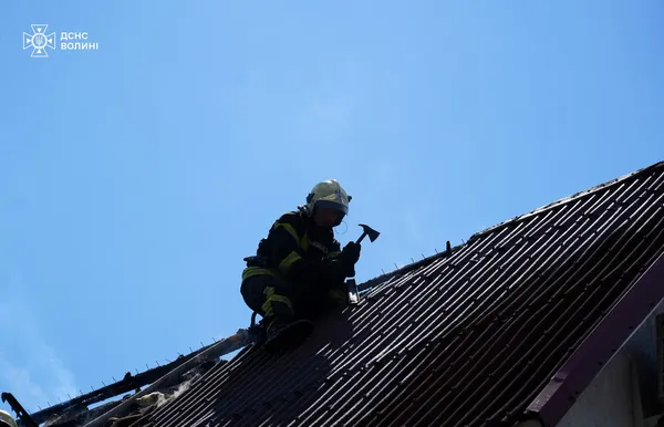 Вогонь охопив дах: біля Луцька горів будинок (фото)