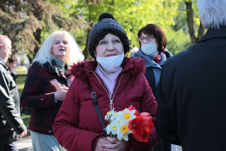 Квіти, пісні та ветерани: у Луцьку відзначили День перемоги (фото)