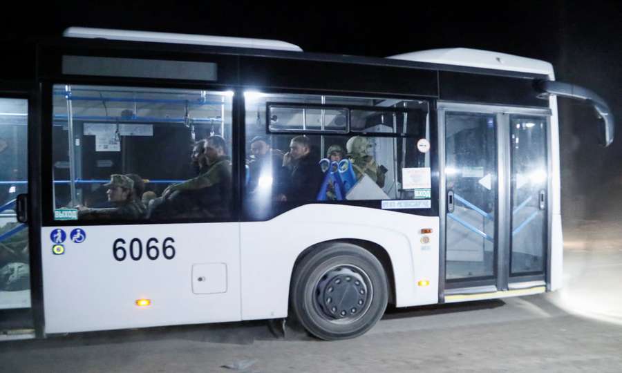 Близько 10-ти автобусів виїхало з «Азовсталі» з українськими військовими (ОНОВЛЕНО)