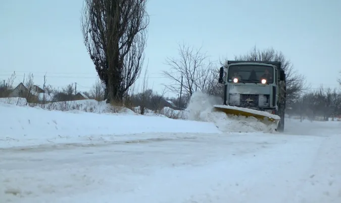 Дороги посипані, «тракторці» їздять: як у Луцьку прибирають сніг