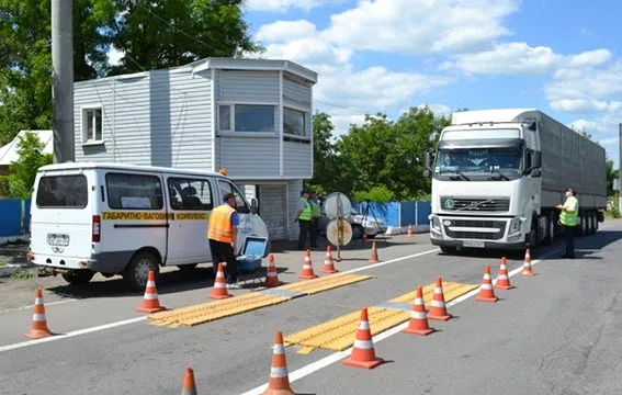 На Волині вимагають у підприємства плату за проїзд вантажівок