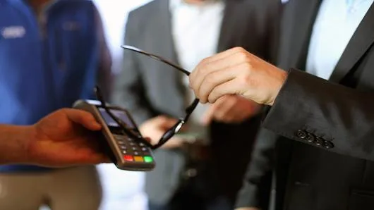 Visa створила сонцезахисні окуляри для безконтактних платежів