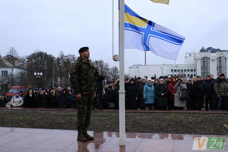 Луцьк: підняли прапор на підтримку військовополонених (фото)