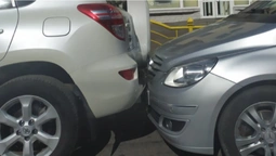 На Волі «поцілувалися» дві автівки: водійки розбираються (фото)