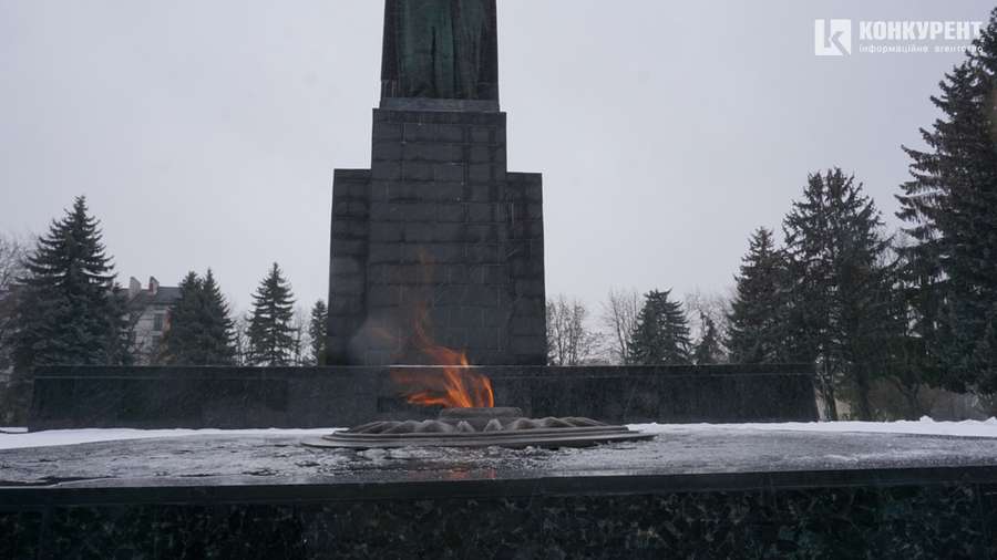 Квіти і Вічний вогонь: Луцьку вшанували пам'ять жертв Другої світової війни (фото, відео)