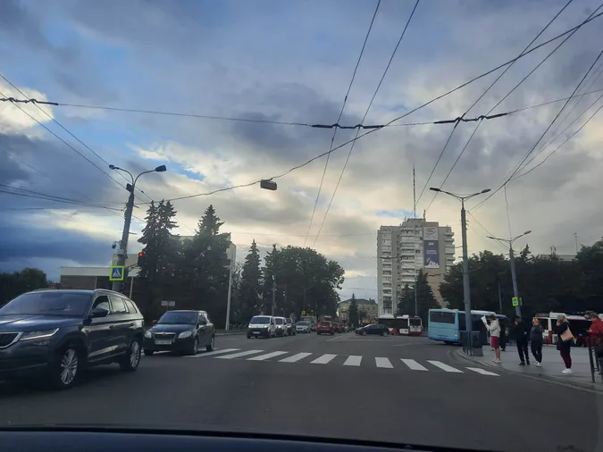 У центрі Луцька тролейбус врізався у Lexus (фото)