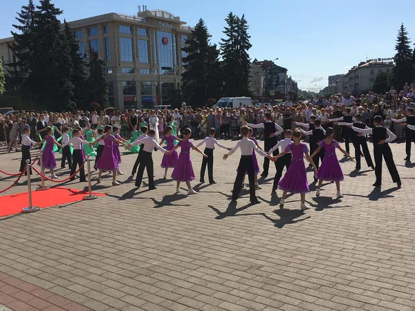 У центрі Луцька випускникам вручають медалі (фото, відео)