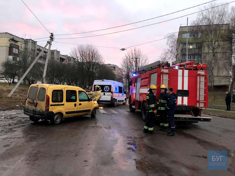 У Нововолинську автомобіль влетів у дерево: загинув священник (фото)