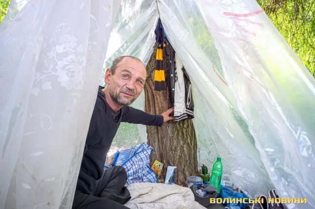 «Бог мене любить»: у Луцьку на березі річки живе безхатько-філософ (фото)