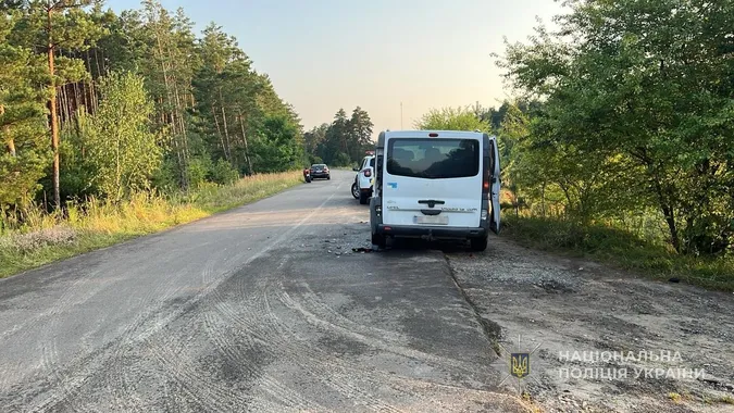 На Волині чоловік та жінка на мотоциклі влетіли у припаркований бус
