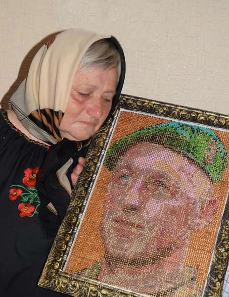 Родині загиблого волинського прикордонника подарували його портрет із сірників (фото)