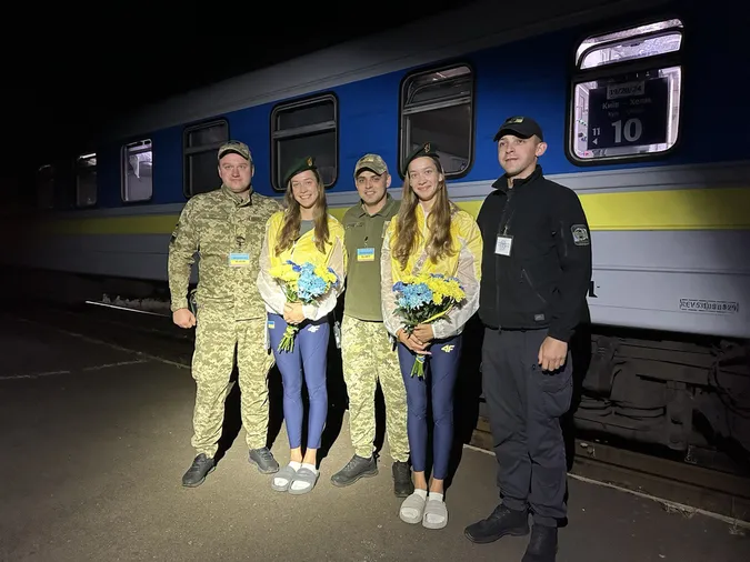 З прапорами й квітами: на Волині вночі зустріли «олімпійський експрес» (фото, відео)