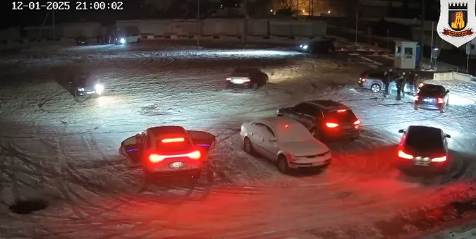 У Луцьку сім іномарок дрифтували на парковці (відео)