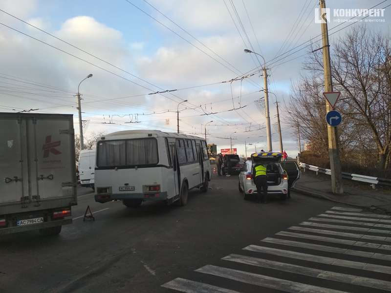 У Луцьку біля «Там Таму» зіткнулися 107-й автобус і легковик (фото)