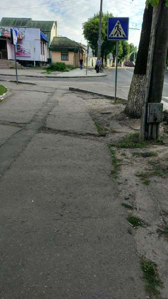 Лучани скаржаться на аварійні  тротуари в центрі міста (фото)