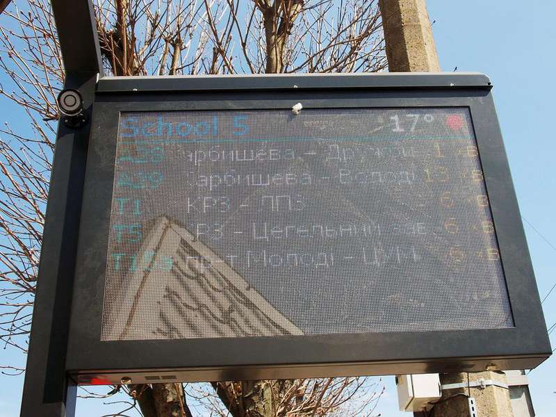 У Луцьку на зупинках біля шкіл встановили інформаційні табло (фото)