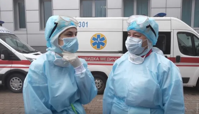 Медикам пропонують тимчасові контракти з COVID-лікарнями
