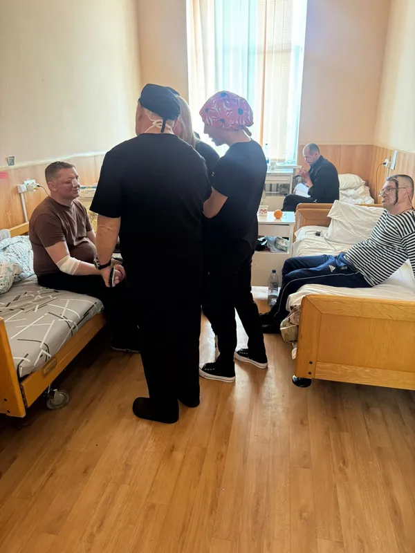 40 операцій за тиждень: у Луцьку канадські лікарі рятують поранених бійців (фото)