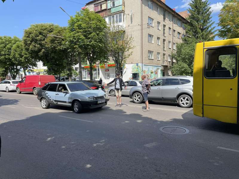 На Перемоги в Луцьку авто гепнулось в маршрутку, є затор (фото, відео)