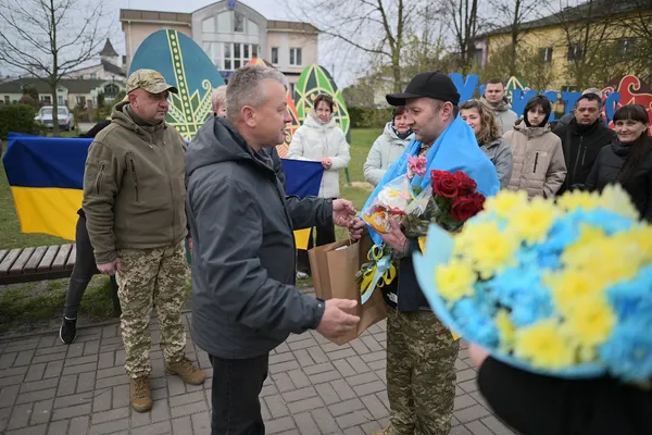 На рідну землю після полону повернувся волинянин Василь Луцик (фото)