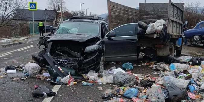 З кузова випав чоловік і купа сміття: на Львівщині Audi зіткнулася з «газоном» (фото)