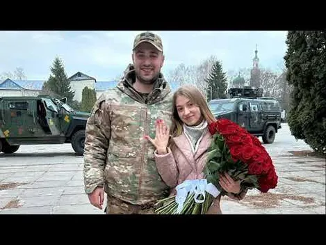 Приїхав на бронеавтомобілі: прикордонник освідчився своїй коханій (фото, відео)