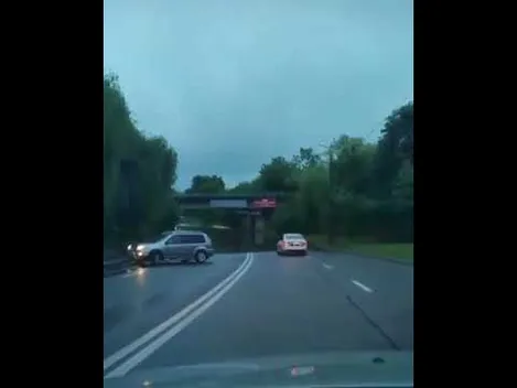 У Луцьку затопило частину дороги: автомобілі розвертаються (відео)