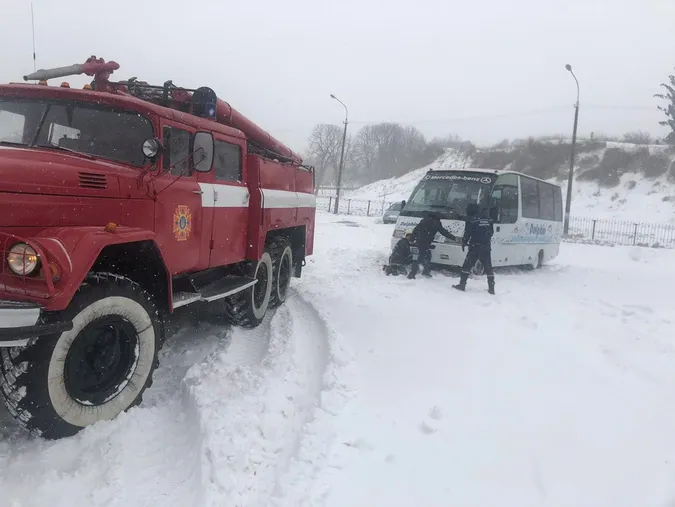 У Луцьку в сніговій кучугурі застрягла «швидка»