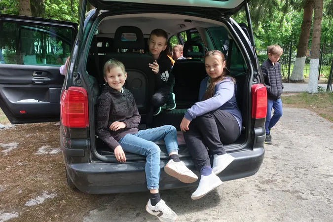 Діти з Луцька продали малюнки у США і купили авто для 14 бригади (фото)