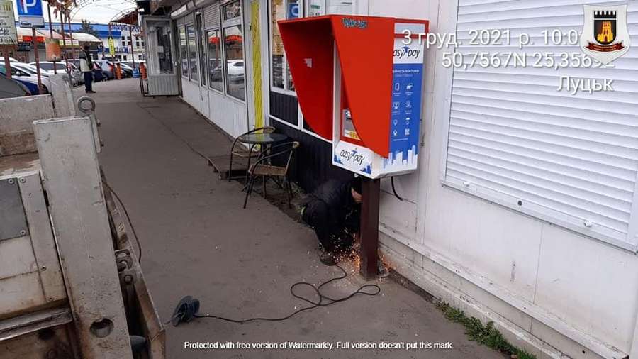 У Луцьку муніципали позрізали платіжні термінали (фото)