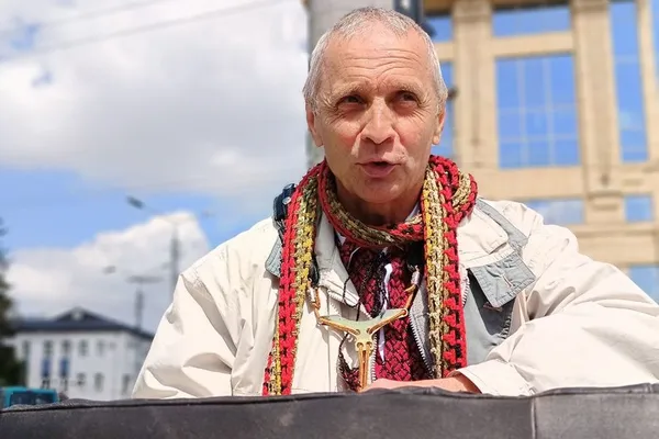 «Берет і шарф – це мамина робота»: історія вуличного музиканта з Луцька (фото)