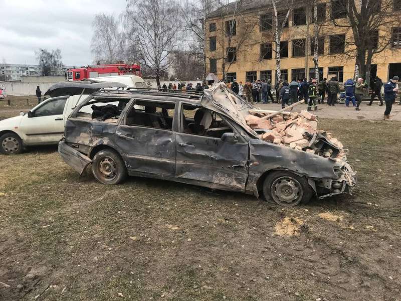 Обстріл в Охтирці: загинули десятки українських бійців, тіла російських знаходять по місту