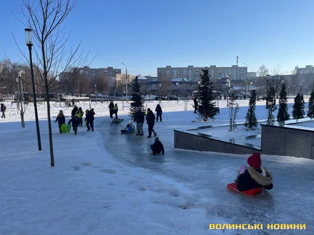 У Луцьку біля РАЦСу – аншлаг на ковзанці (фото)