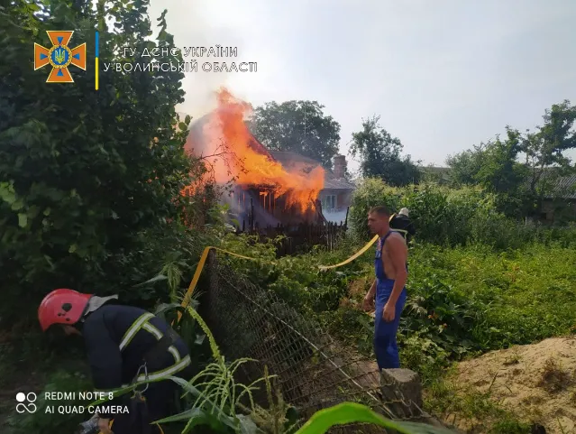 На Волині згоріли трактор, причіп і 4 тонни соломи (фото)