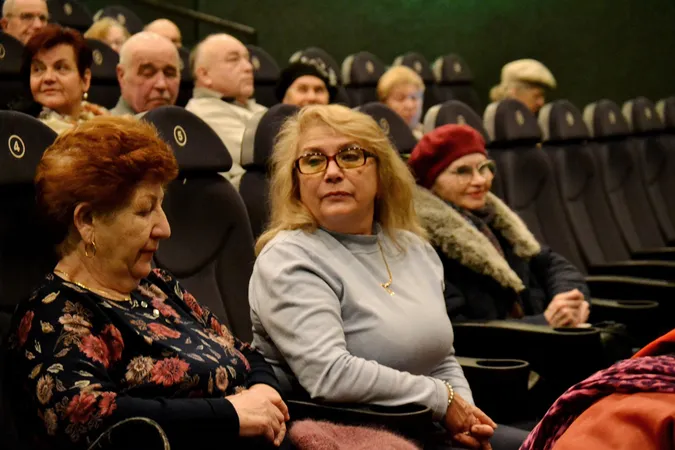 У Луцьку пенсіонери безкоштовно переглянули сімейний фільм за романом Джека Лондона (фото)