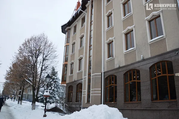 Дивіться вгору: у Луцьку бурулькова загроза (ФОТО)