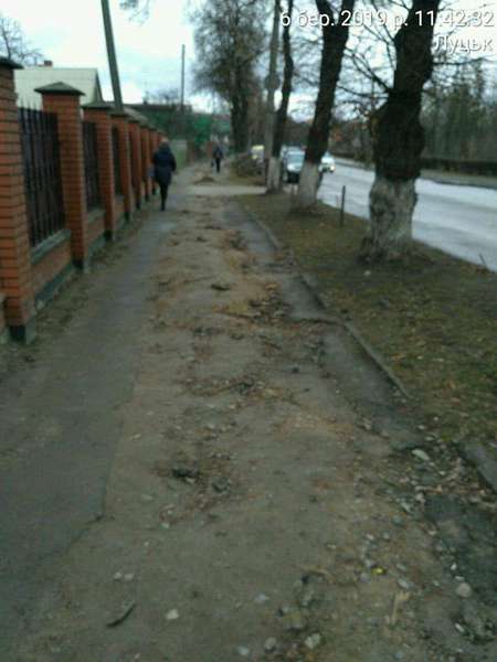 Не прибрали за електриками: у Луцьку дорожніх підрядників покарають за «халтуру» (фото)