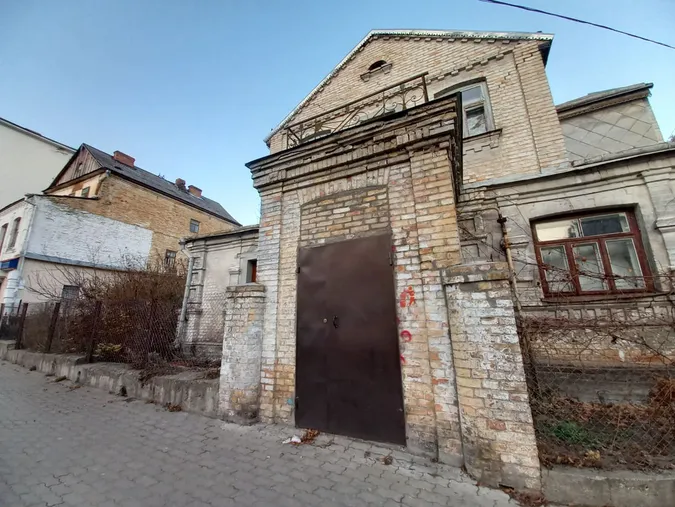Встановили пластикові вікна: у Луцьку ремонтують старовинний маєток (фотофакт)
