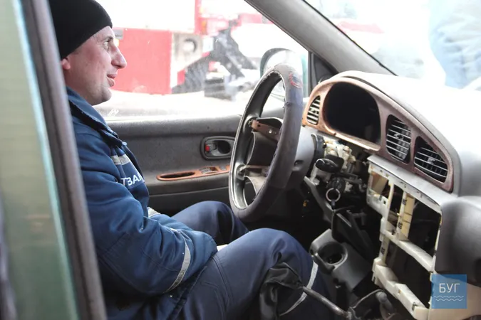 «Жертва» – стара «євробляха»: у Володимирі рятувальників вчили різати авто (фото, відео)