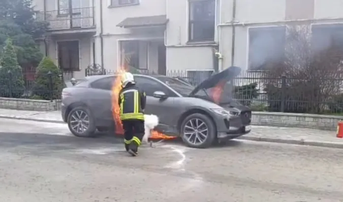 Серед Луцька спалахнув електрокар (відео)