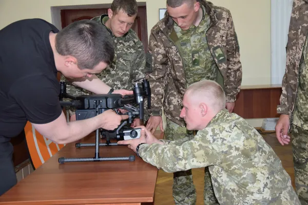 Луцькі прикордонники вчаться керувати безпілотниками (фото)