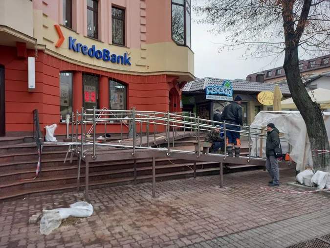 На Лесі Українки у Луцьку звели габаритний пандус (фотофакт)